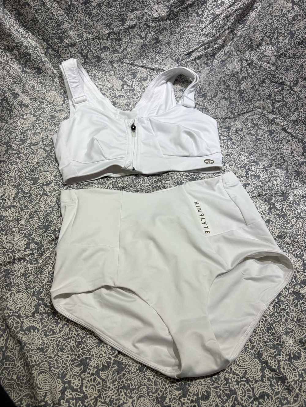 Kinflyte white workout set briefs sports bra medium